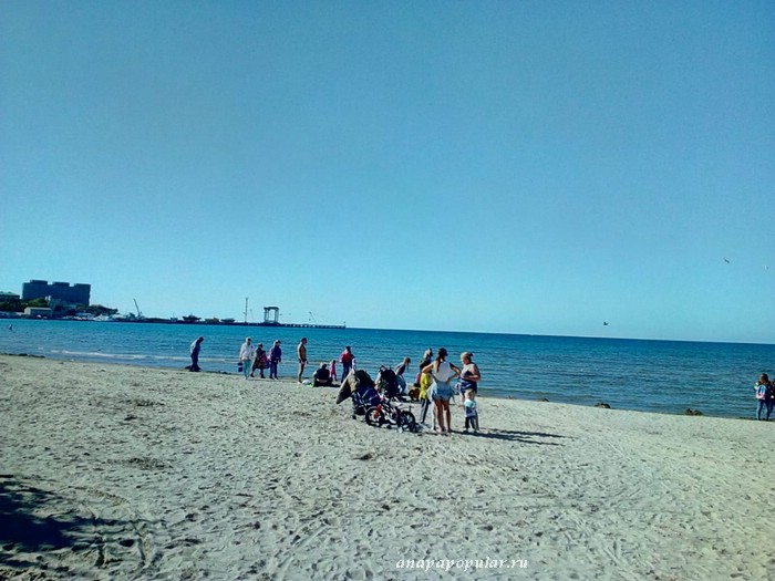 люди отдыхают на Центральном пляже в Анапе в октябре